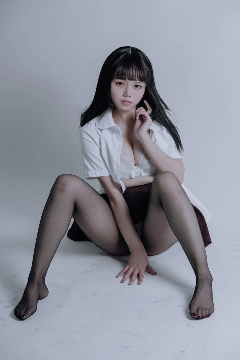 七月喵子《黑丝jk》主题写真：31张全套美图