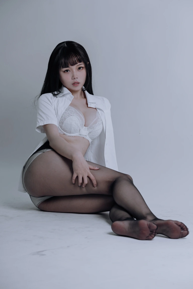 七月喵子《黑丝jk》主题写真：31张全套美图