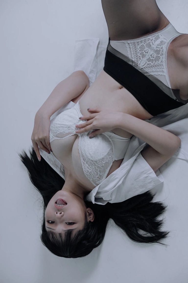 七月喵子《黑丝jk》主题写真：31张全套美图
