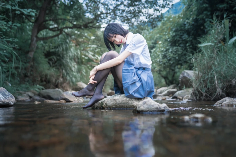 木棉棉《水色溪边JK制服》主题写真：51张全套美图