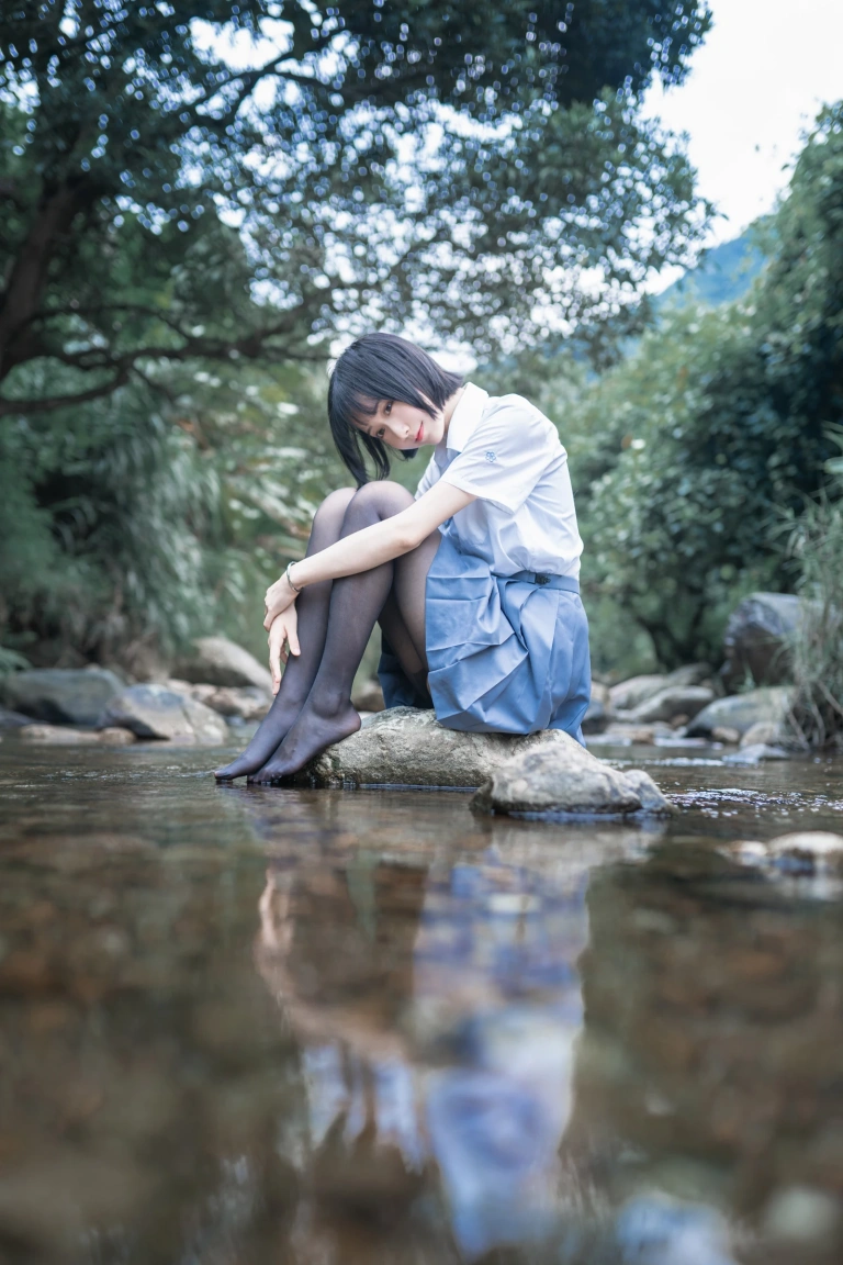 木棉棉《水色溪边JK制服》主题写真：51张全套美图