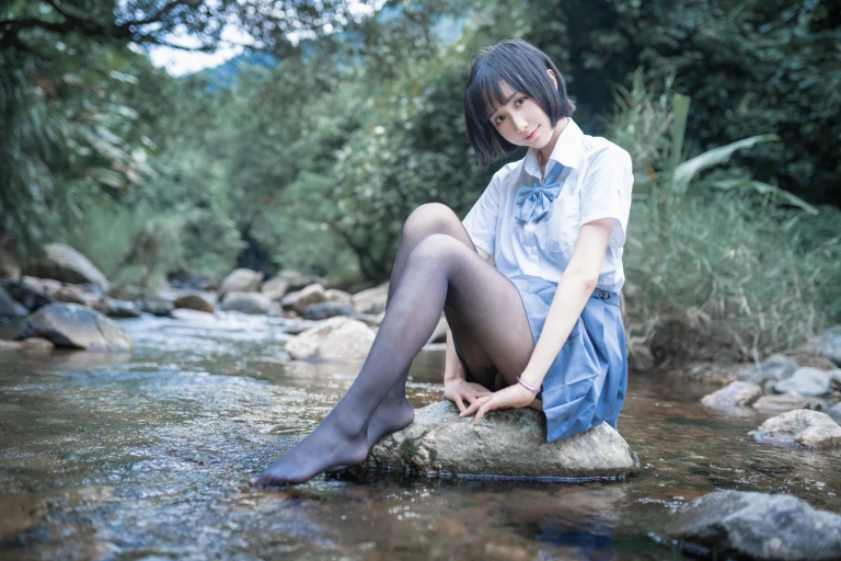 木棉棉《水色溪边JK制服》主题写真：51张全套美图