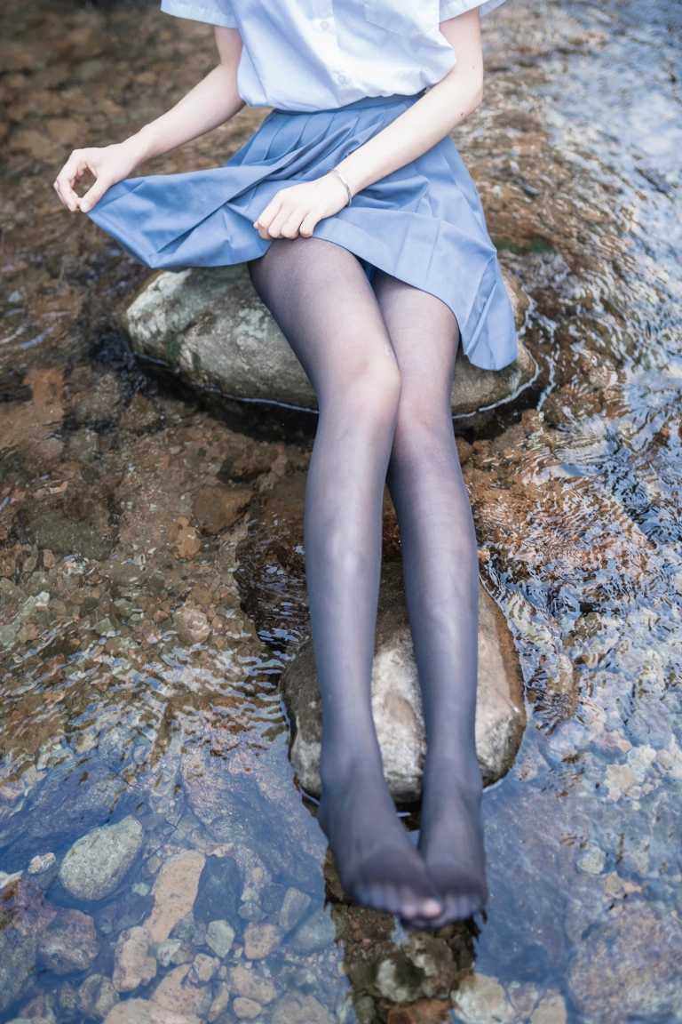 木棉棉《水色溪边JK制服》主题写真：51张全套美图