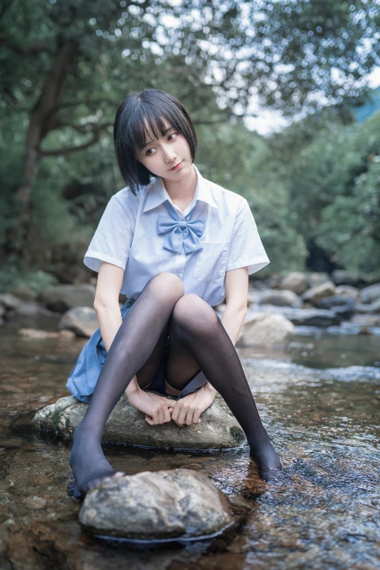 木棉棉《水色溪边JK制服》主题写真：51张全套美图