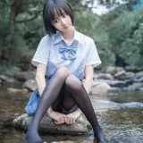 木棉棉《水色溪边JK制服》主题写真：51张全套美图