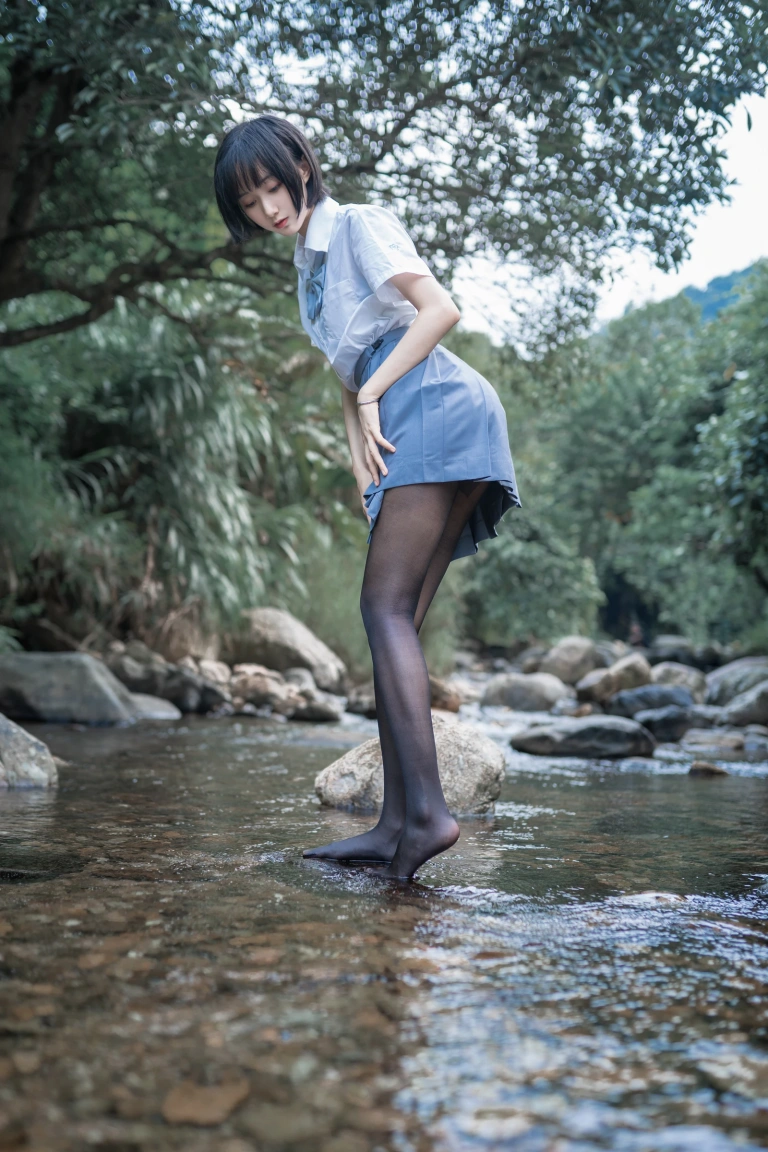 木棉棉《水色溪边JK制服》主题写真：51张全套美图