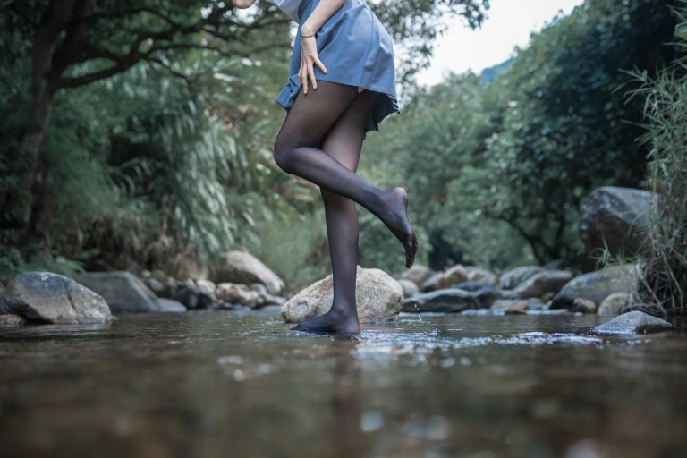 木棉棉《水色溪边JK制服》主题写真：51张全套美图