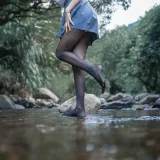 木棉棉《水色溪边JK制服》主题写真：51张全套美图