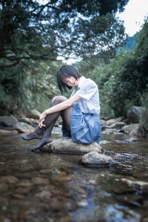 木棉棉《水色溪边JK制服》主题写真：51张全套美图