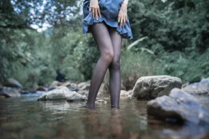 木棉棉《水色溪边JK制服》主题写真：51张全套美图