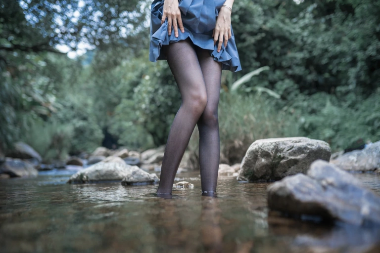 木棉棉《水色溪边JK制服》主题写真：51张全套美图