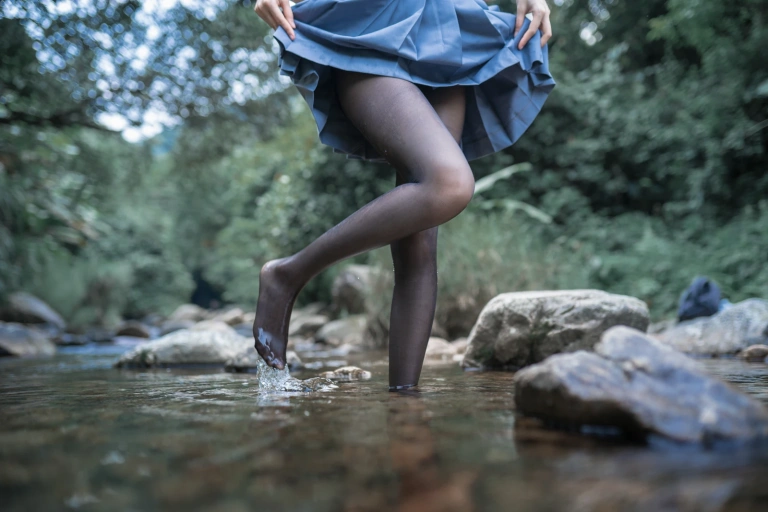 木棉棉《水色溪边JK制服》主题写真：51张全套美图