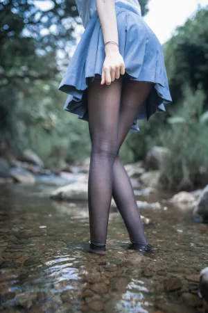 木棉棉《水色溪边JK制服》主题写真：51张全套美图
