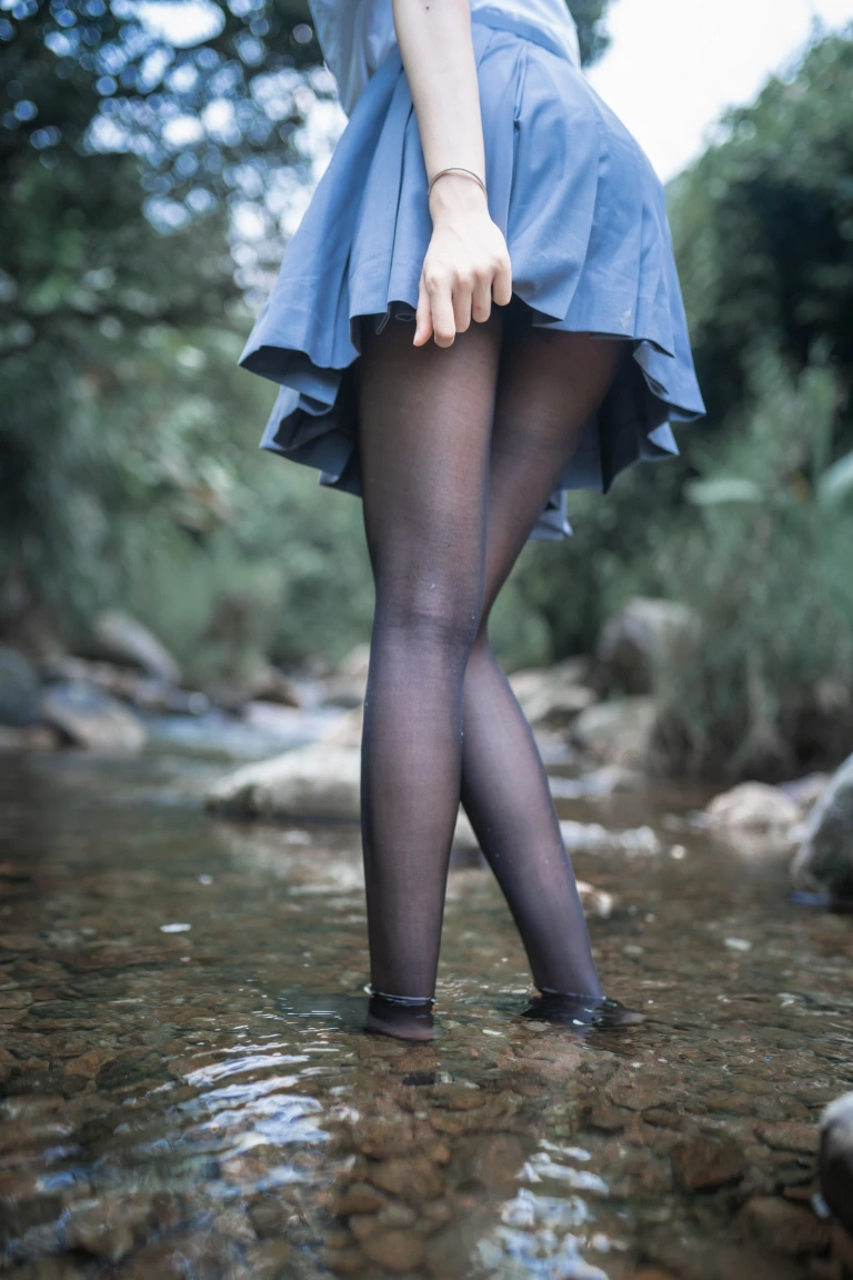 木棉棉《水色溪边JK制服》主题写真：51张全套美图