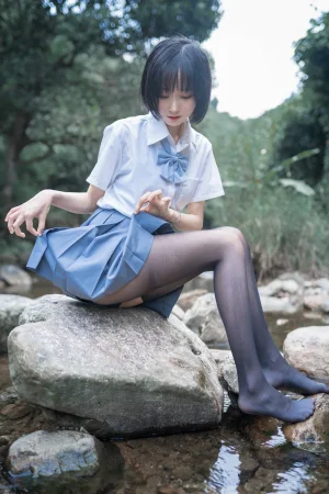 木棉棉《水色溪边JK制服》主题写真：51张全套美图