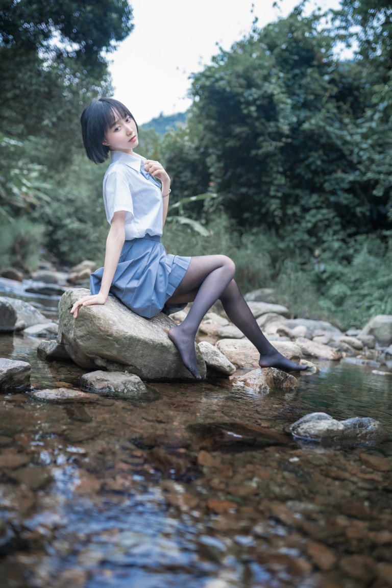 木棉棉《水色溪边JK制服》主题写真：51张全套美图
