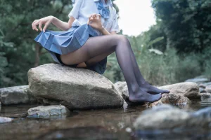 木棉棉《水色溪边JK制服》主题写真：51张全套美图