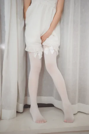面饼仙儿《白色空间 假过膝》主题写真：10张全套美图