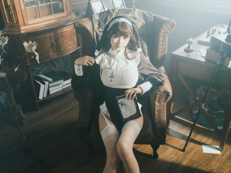 河豚抚子《修女》主题写真：15张全套美图