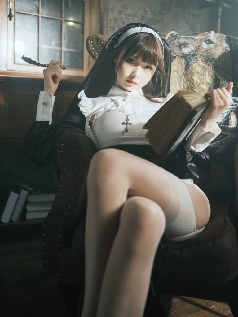 河豚抚子《修女》主题写真：15张全套美图