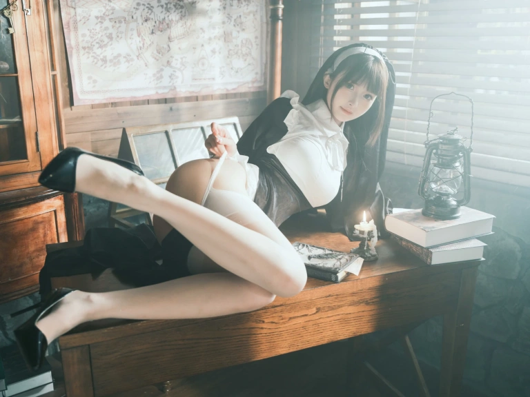 河豚抚子《修女》主题写真：15张全套美图