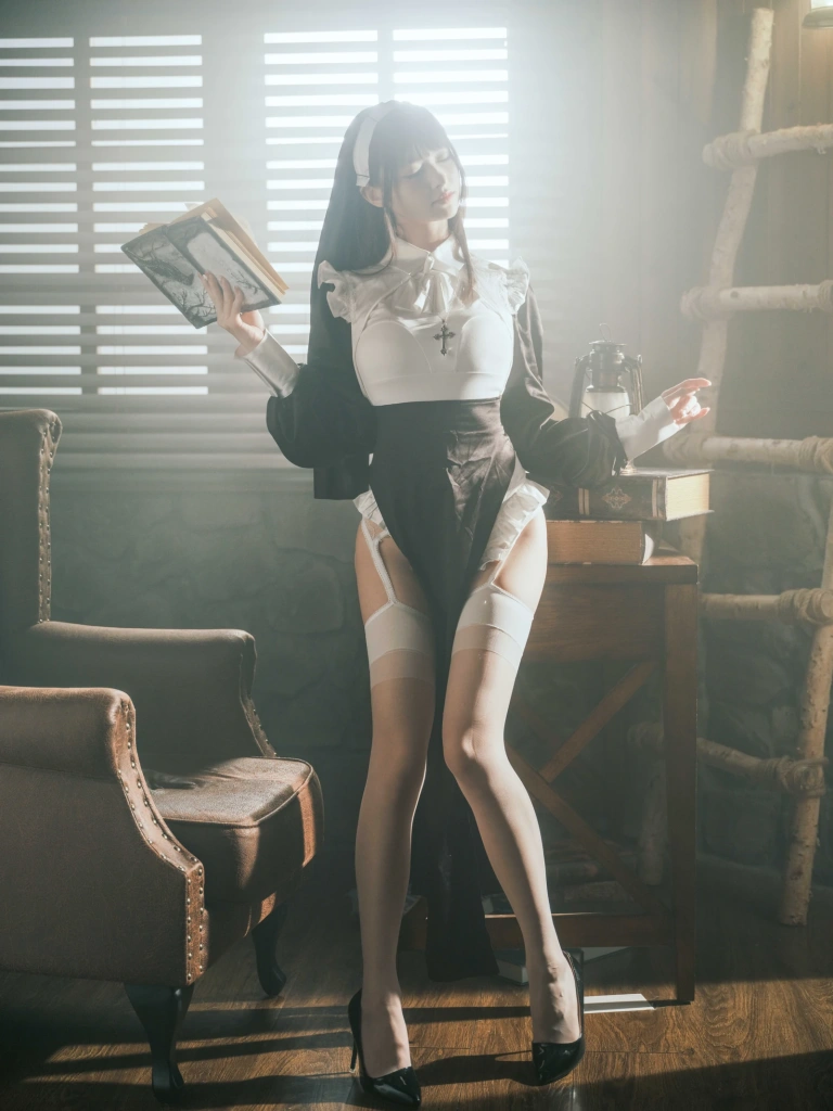 河豚抚子《修女》主题写真：15张全套美图