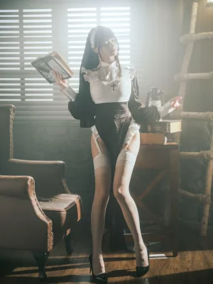 河豚抚子《修女》主题写真：15张全套美图