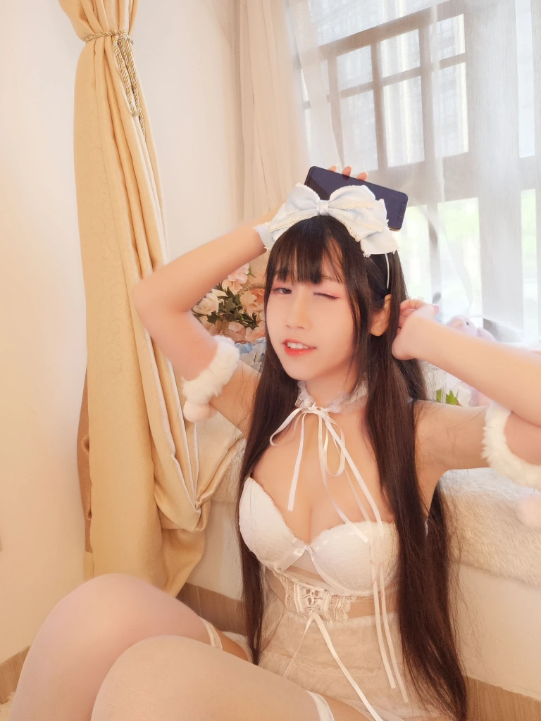 不呆猫《自拍》主题写真：18张全套美图