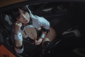 抱走莫子《车女郎》主题写真：22张全套美图