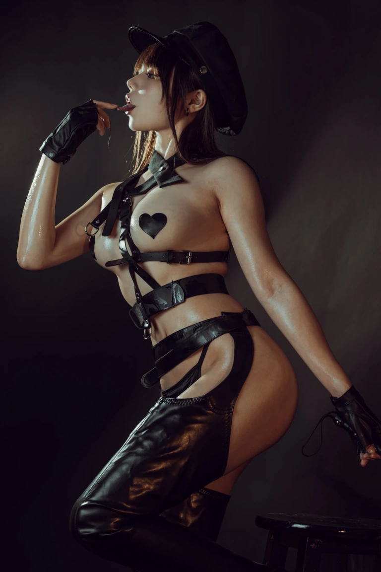 七月喵子《教官》主题写真：33张全套美图，含4个视频