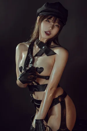 七月喵子《教官》主题写真：33张全套美图，含4个视频