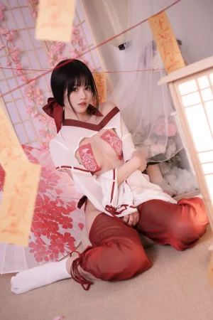 星黛鹿鹿《祈福巫女》主题写真：56张全套美图