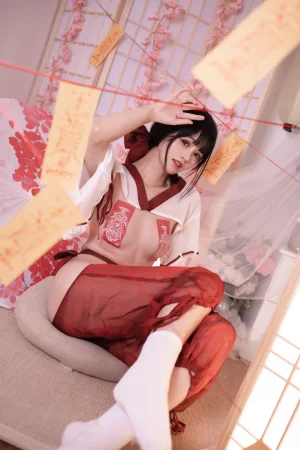 星黛鹿鹿《祈福巫女》主题写真：56张全套美图