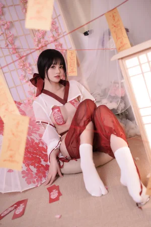 星黛鹿鹿《祈福巫女》主题写真：56张全套美图