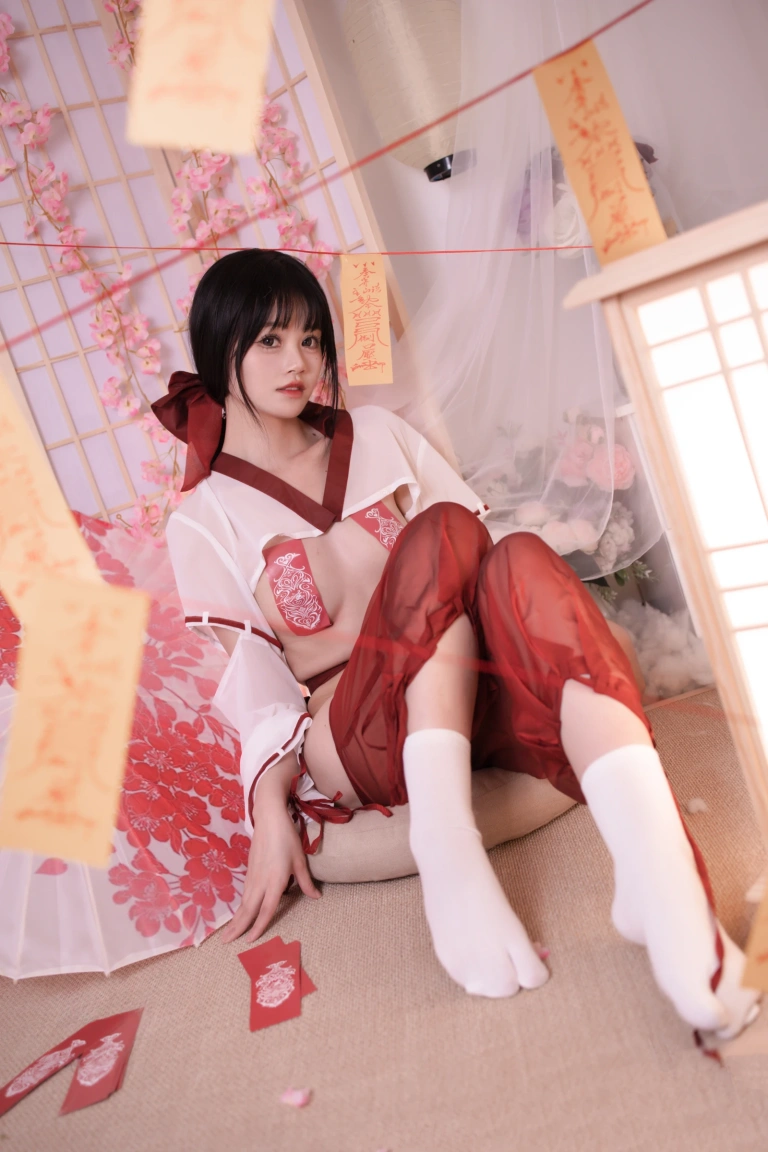 星黛鹿鹿《祈福巫女》主题写真：56张全套美图