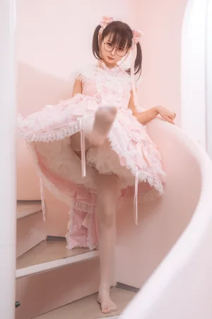 幼水铃衣《小蛋糕加JK》主题写真：30张全套美图，含1个视频