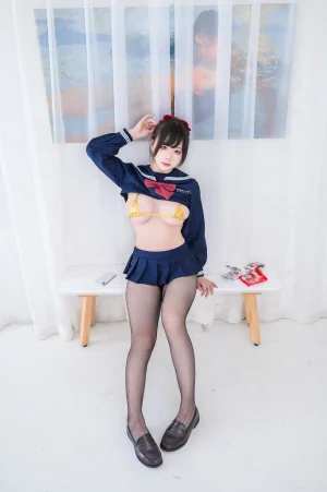 皮皮奶《黄金内衣jk》主题写真：50张全套美图