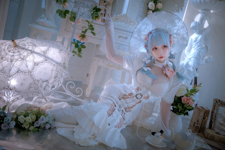 小野寺地瓜《纯白魔女》主题写真：15张全套美图