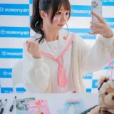 雫しずく《ビキニアイドルのサイン会》主题写真：183张全套美图