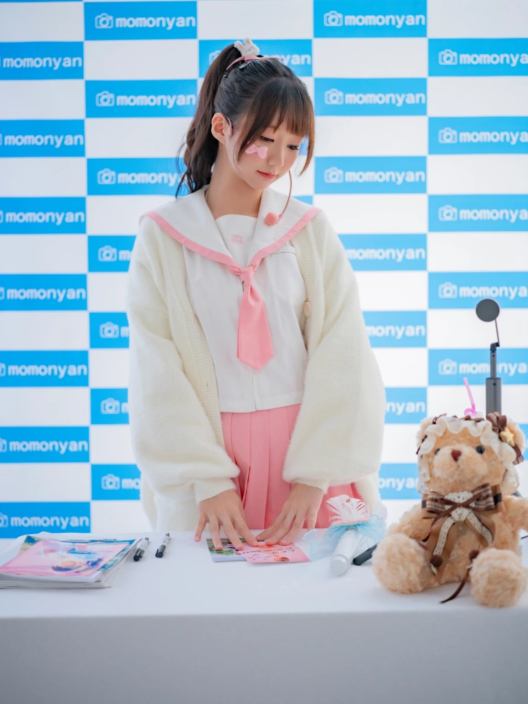 雫しずく《ビキニアイドルのサイン会》主题写真：183张全套美图