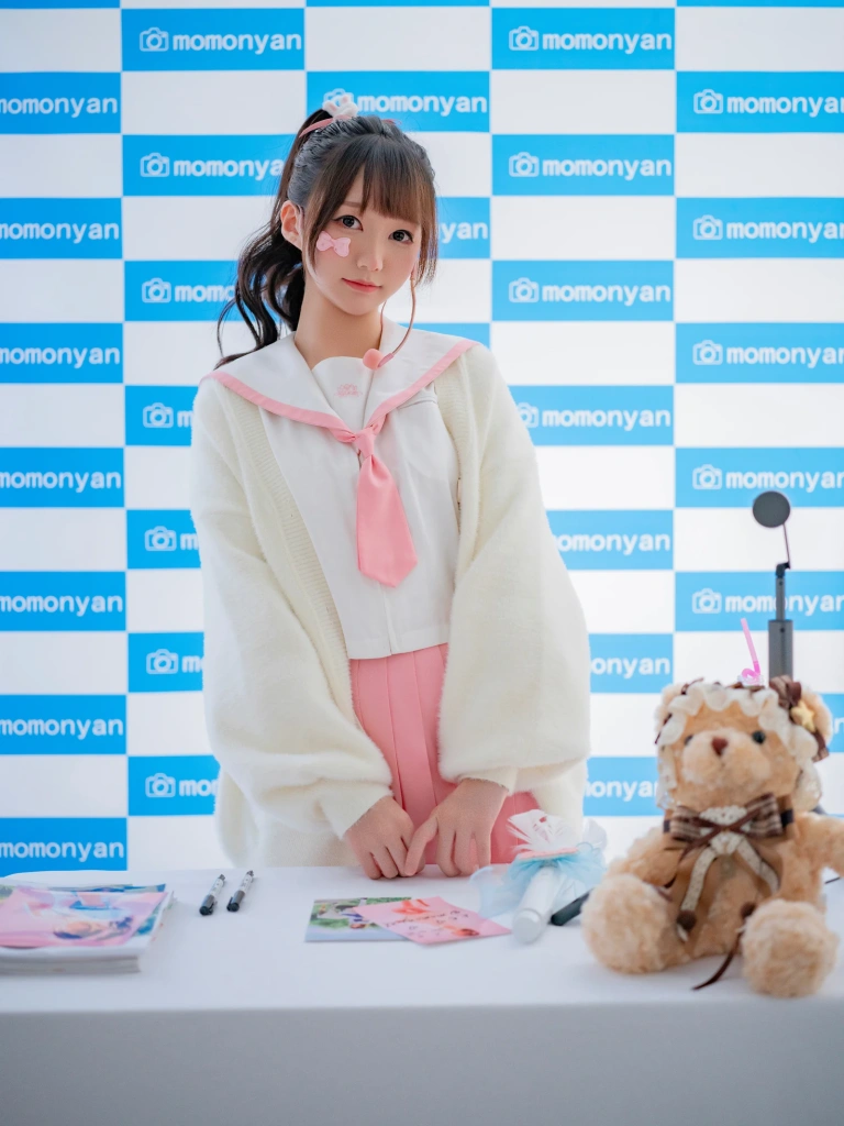 雫しずく《ビキニアイドルのサイン会》主题写真：183张全套美图