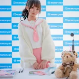 雫しずく《ビキニアイドルのサイン会》主题写真：183张全套美图
