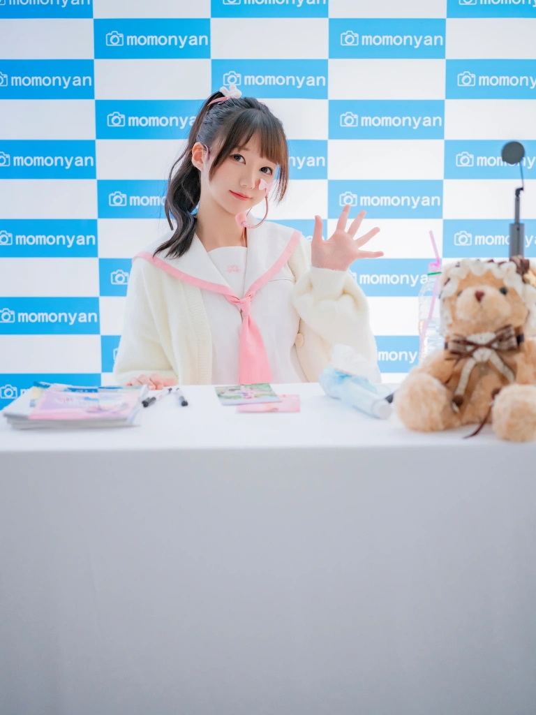 雫しずく《ビキニアイドルのサイン会》主题写真：183张全套美图