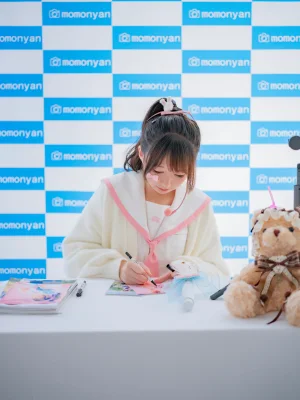 雫しずく《ビキニアイドルのサイン会》主题写真：183张全套美图