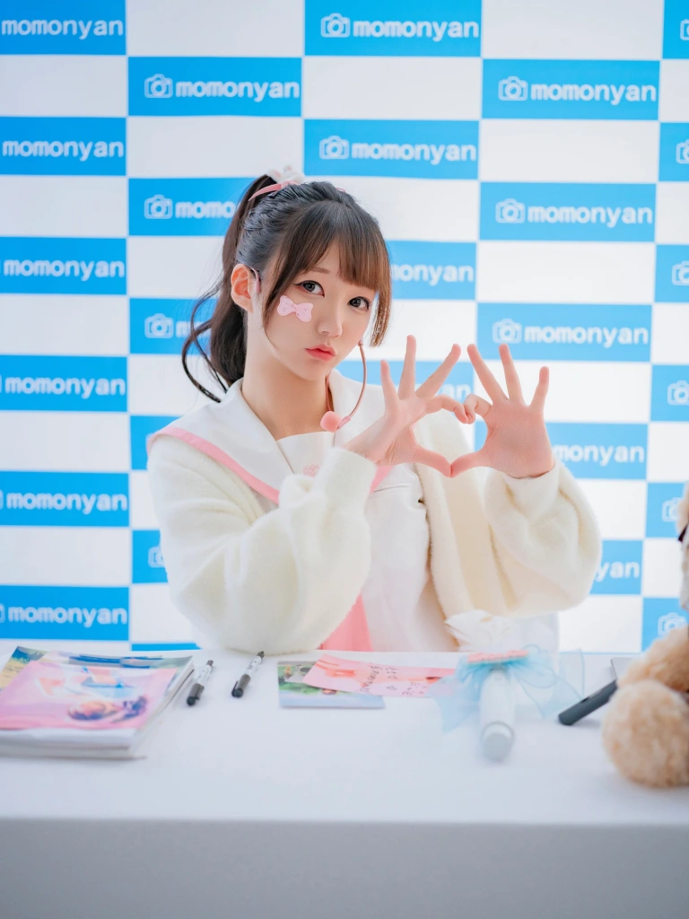雫しずく《ビキニアイドルのサイン会》主题写真：183张全套美图