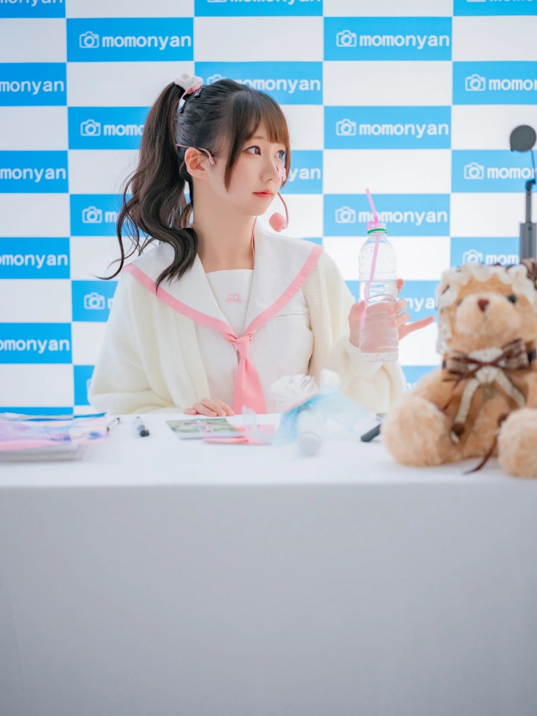 雫しずく《ビキニアイドルのサイン会》主题写真：183张全套美图