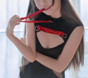 不呆猫《连体黑丝》主题写真：20张全套美图