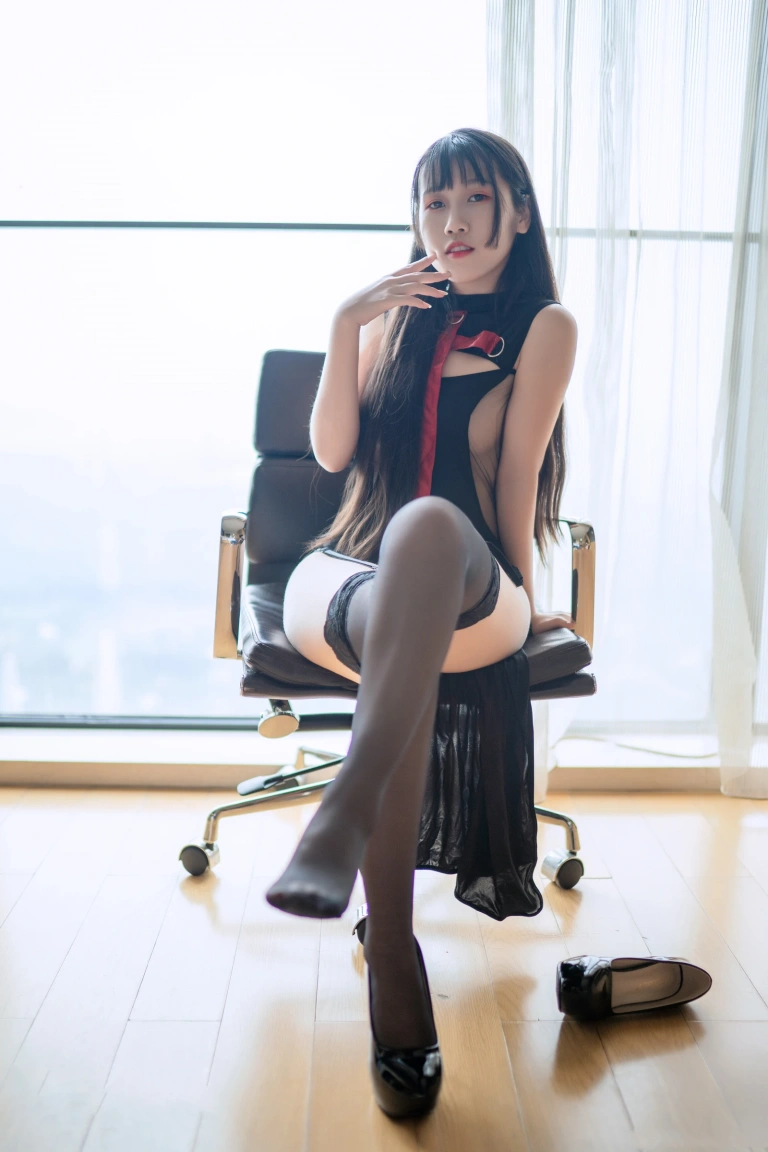 不呆猫《连体黑丝》主题写真：20张全套美图