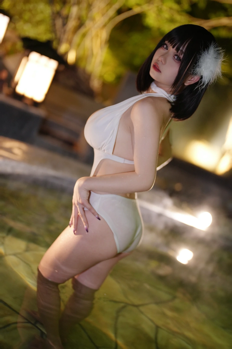 末夜《夏日白色泳装》主题写真：23张全套美图，含1个视频