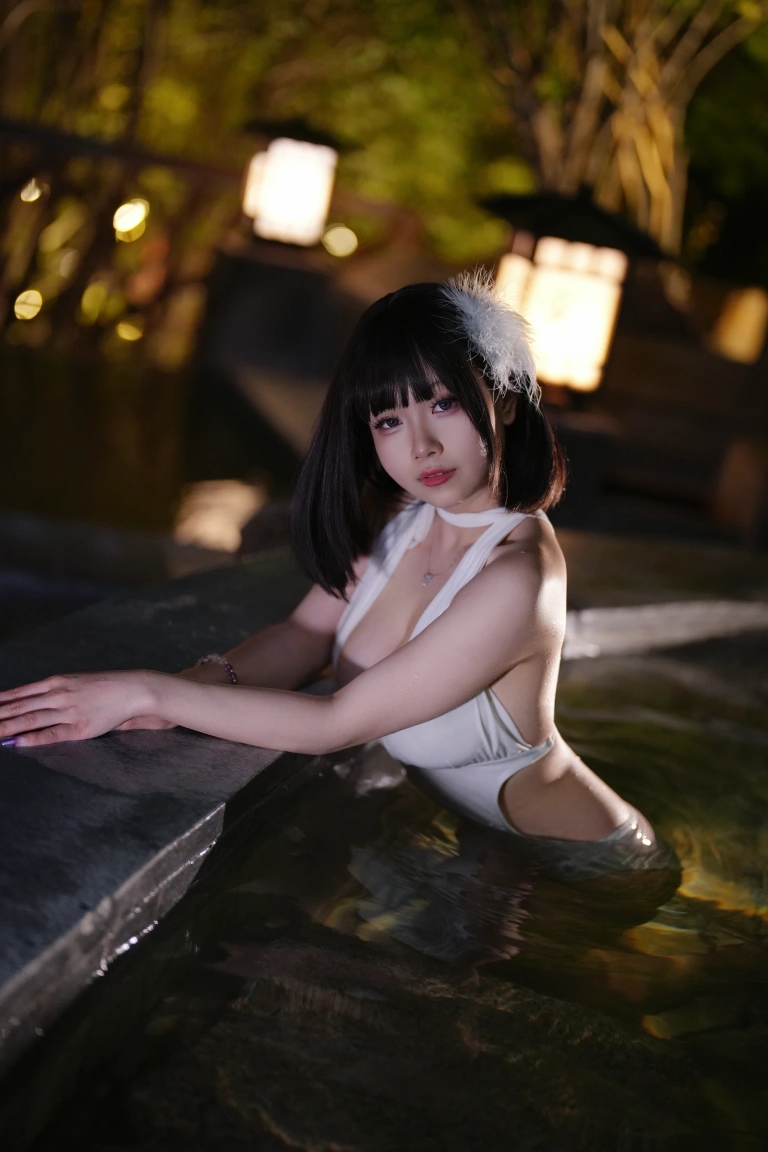 末夜《夏日白色泳装》主题写真：23张全套美图，含1个视频